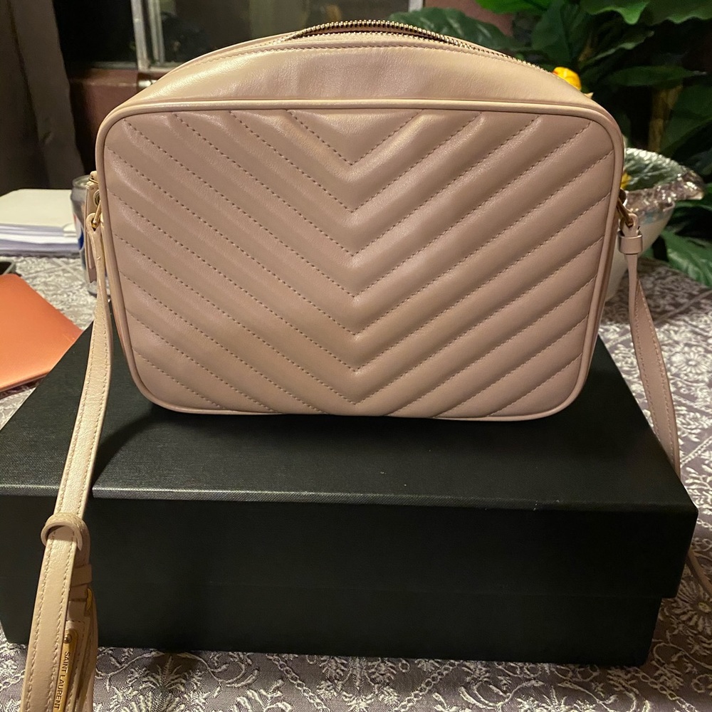 Yves Saint Laurent nude Quilted Lou Camera Bag with Tassel - Picture 4 of 17
